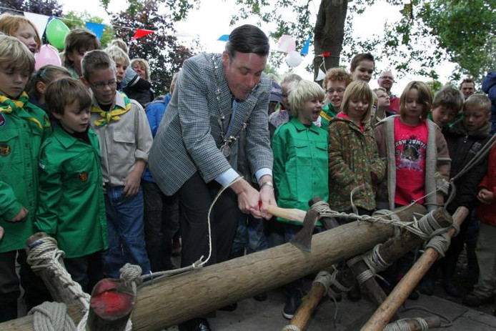Burgemeester Ton strien opent het nieuwe clubgebouw. Foto Gerard Vrakking